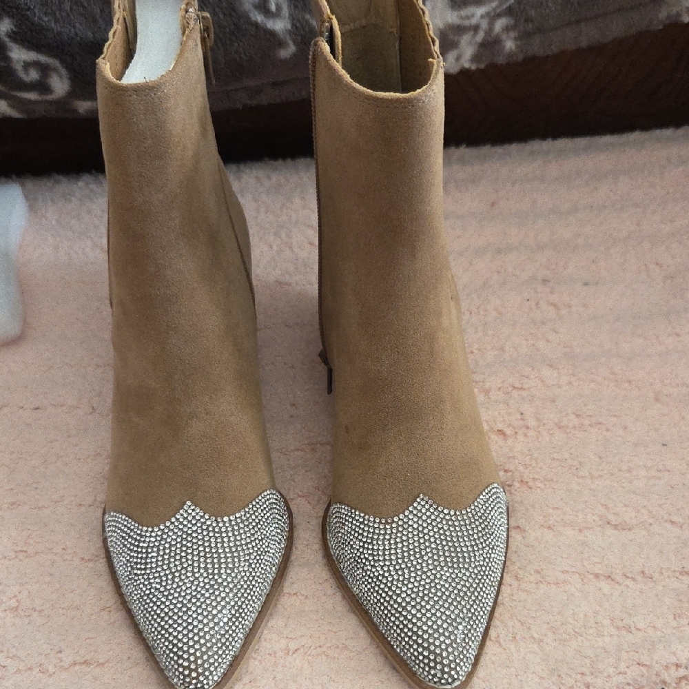 Chic Tan Ankle Boots with Silver Accents